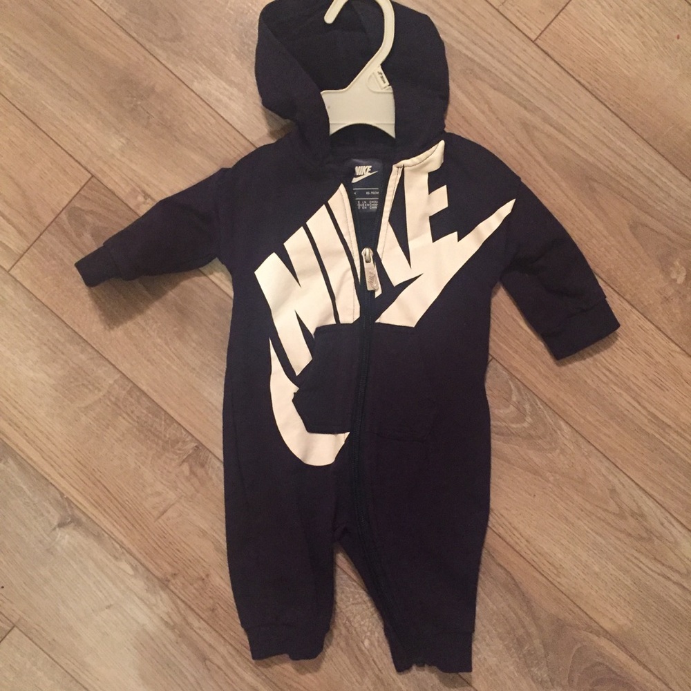 **SOLD** Baby Boy Nike Zip Up Bodysuit 3-6 Months